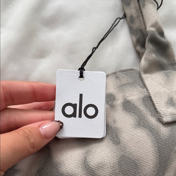 ALO Yoga Tote - Picture 2 of 3